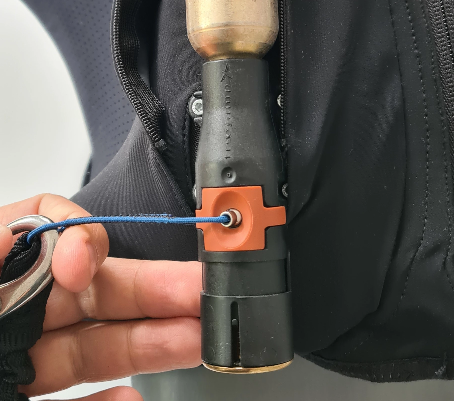 Générateur de gaz d'un airbag nomade - cartouche CO₂ et déclencheur