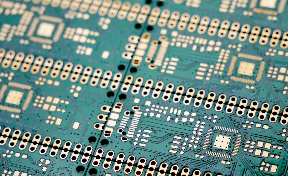 Manufacturing of an electronic board in an industrial workshop