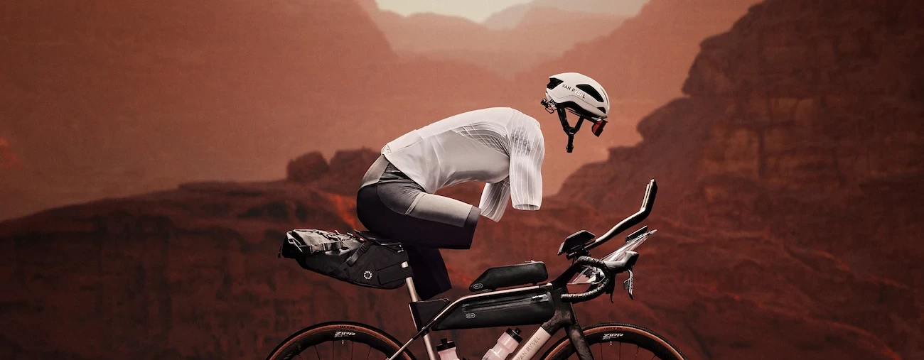 Van Rysel - Connected cycling vest with smart inflatable insulation